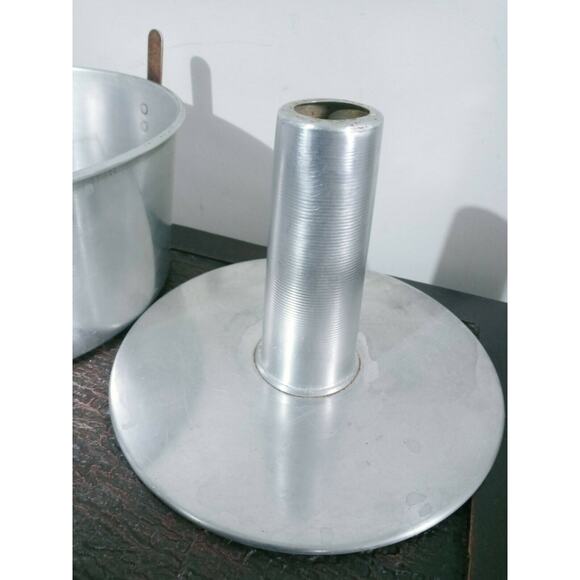 Mirro Vintage Aluminum 10" X 4 1/4" Solid 1 Piece Round Angel Food Tube Cake Pan - Picture 5 of 5